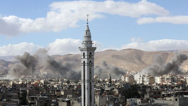 La fumée au-dessus de la Ghouta orientale, en Syrie - Sputnik Afrique