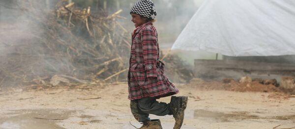 Маленькая девочка в лагере беженцев в Гуте, Дамаск - Sputnik Afrique