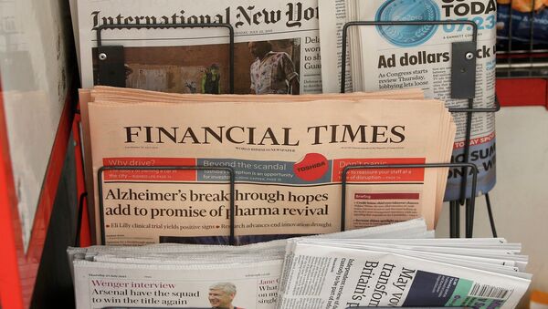 Copies of the Financial Times newspaper sit in a rack at a newsstand in London, Britain July 23, 2015 - Sputnik Afrique