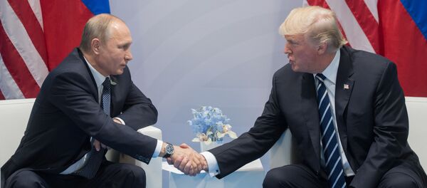 Президент РФ Владимир Путин и президент США Дональд Трамп во время беседы на полях саммита лидеров Группы двадцати G20 в Гамбурге - Sputnik Afrique