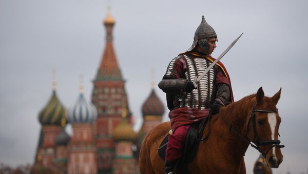 Un pratiquant de reconstitution historique sur la place Rouge à Moscou - Sputnik Afrique