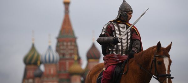 Un pratiquant de reconstitution historique sur la place Rouge à Moscou - Sputnik Afrique