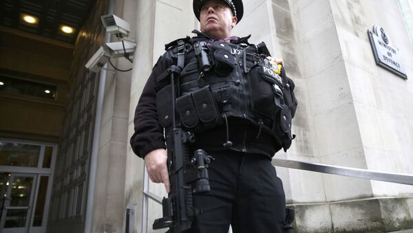 Un officier de police en poste devant le ministère de la Défense à Londres - Sputnik Afrique