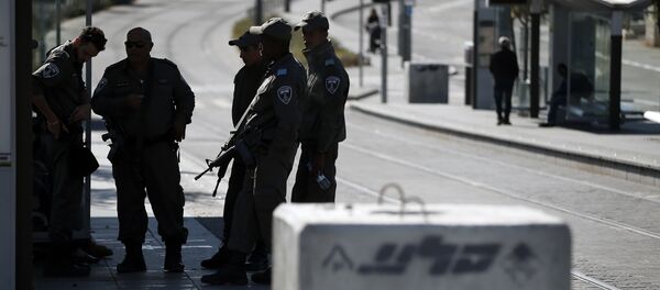Israeli border police stand guard near new concrete roadblocks at a tramway stop in annexed Arab east Jerusalem (File) - Sputnik Afrique