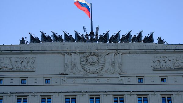 Флаг на здании министерства обороны РФ на Фрунзенской набережной в Москве. - Sputnik Afrique
