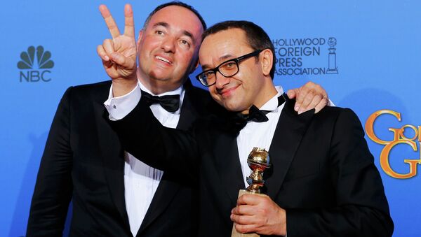 Producer Alexander Rodnyansky (L) and director Andrey Zvyagintsev pose backstage with their award for Best Foreign Language Film for their film Leviathan at the 72nd Golden Globe Awards in Beverly Hills, California - Sputnik Afrique