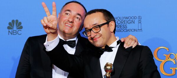 Producer Alexander Rodnyansky (L) and director Andrey Zvyagintsev pose backstage with their award for Best Foreign Language Film for their film Leviathan at the 72nd Golden Globe Awards in Beverly Hills, California - Sputnik Afrique