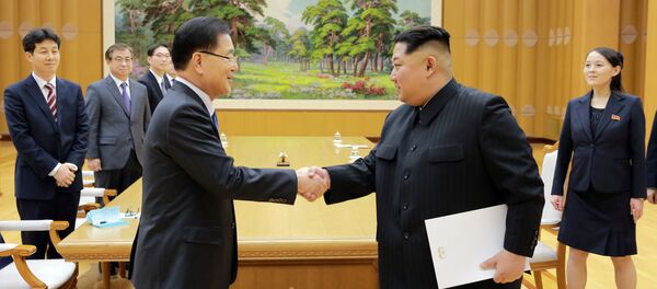 Le leader nord-coréen Kim Jong-Un (à droite) reçoit l'émissaire sud-coréen Chung Eui-ong lundi à Pyongyang - Sputnik Afrique