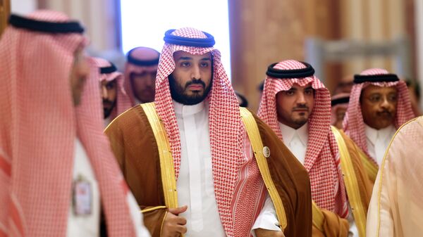 Le ministre saoudien de la défense, Mohammed bin Salman (2e en partant de la gauche), vice-prince héritier du royaume du désert et deuxième au trône, arrive à la session de clôture du 4e sommet des États arabes et des pays d'Amérique du Sud qui se tient dans la capitale saoudienne, Riyad, le 11 novembre 2015. Ce sommet vise à renforcer les liens entre les régions géographiquement éloignées mais économiquement puissantes. AFP PHOTO / FAYEZ NURELDINE
 - Sputnik Afrique