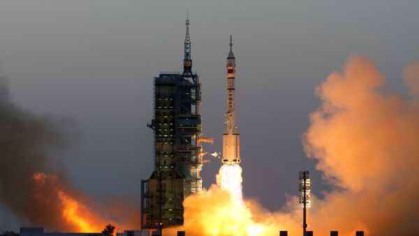 Shenzhou-11 manned spacecraft carrying astronauts Jing Haipeng and Chen Dong blasts off from the launchpad in Jiuquan, China - Sputnik Afrique