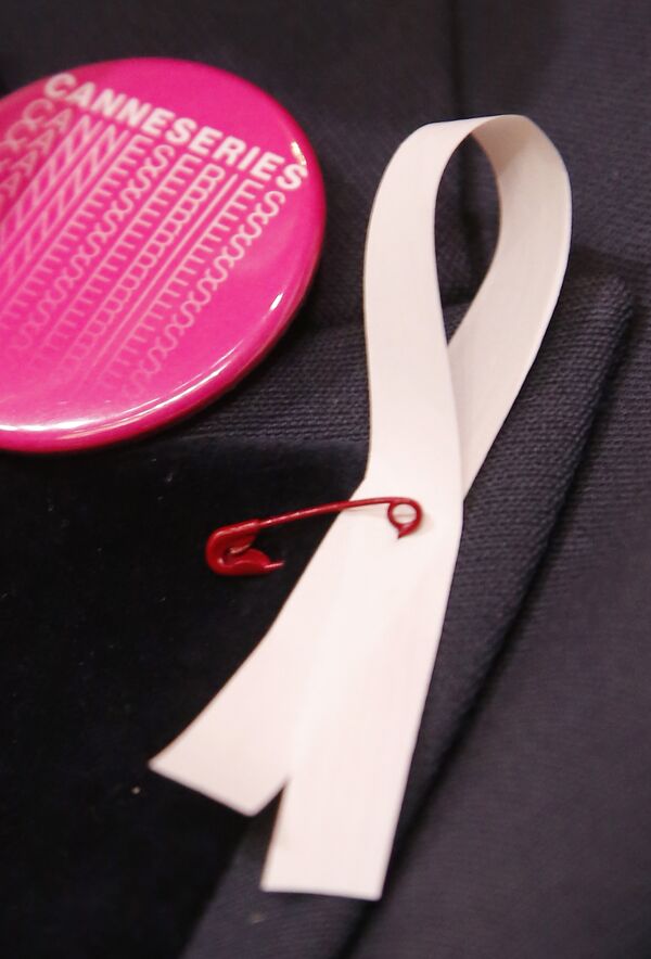 Le ruban blanc popularisé lors de la 43e cérémonie des Césars à Paris le 2 mars 2018 Le ruban blanc popularisé lors de la 43e cérémonie des Césars à Paris le 2 mars 2018 - Sputnik Afrique