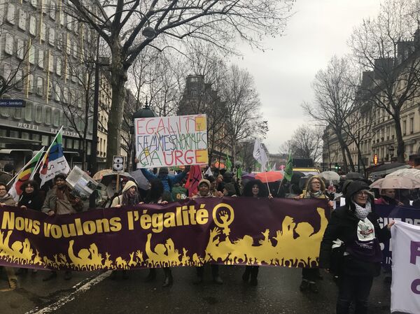 8 mars: une manifestation contre la discrimination des femmes à Paris 8 mars: une manifestation contre la discrimination des femmes à Paris - Sputnik Afrique
