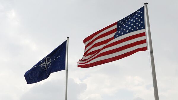 Флаги США и НАТО у штаб-квартиры НАТО в Брюсселе. - Sputnik Afrique