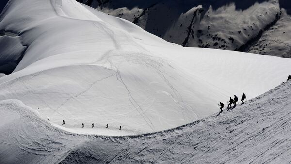 Альпинисты в окрестностях горы Монблан во французских Альпах - Sputnik Afrique