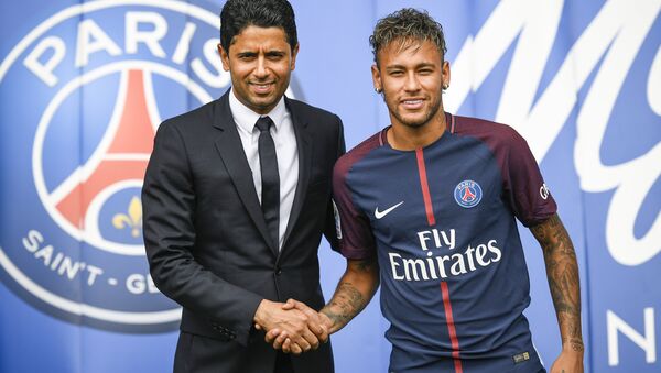 Nasser Al-Khelaifi et Neymar lors de la présentation de l'attaquant brésilien à Paris - Sputnik Afrique