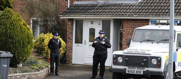 Des policiers devant la maison de l'ancien agent double Sergei Skripal à Salisbury, le mardi 6 mars 2018 Des policiers devant la maison de l'ancien agent double Sergei Skripal à Salisbury, le mardi 6 mars 2018 - Sputnik Afrique