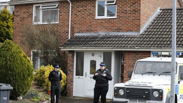 Des policiers devant la maison de l'ancien agent double Sergei Skripal à Salisbury, le mardi 6 mars 2018 - Sputnik Afrique