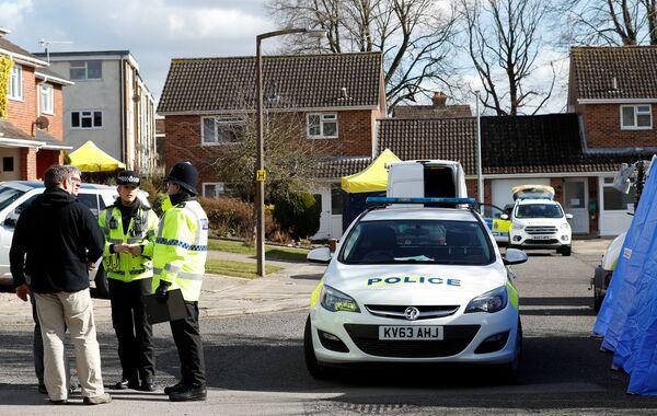 Des policiers aux abords de la maison de Sergueï Skripal à Salisbury - Sputnik Afrique