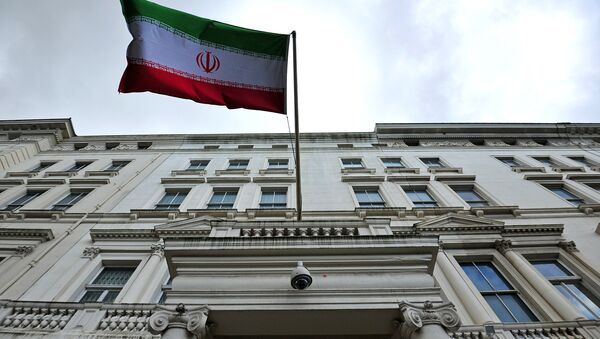 The Iranian flag hangs outside the Iranian embassy in central London on February 20, 2014 - Sputnik Afrique