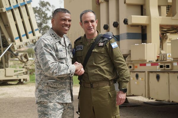 Le général de brigade Zvika Haimovich, commandant de la défense antiaérienne d'Israël avec son collègue américain pendant les exercices antiaériens Juniper Cobra 2018 - Sputnik Afrique