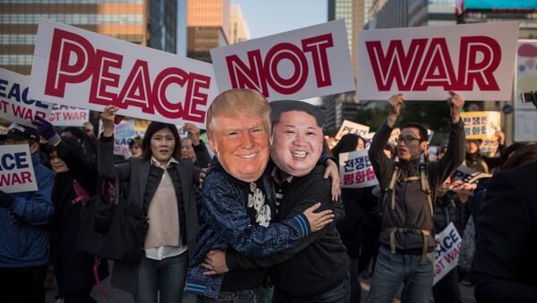 Des manifestants portant des masques de Donald Trump et de Kim Jong-un - Sputnik Afrique
