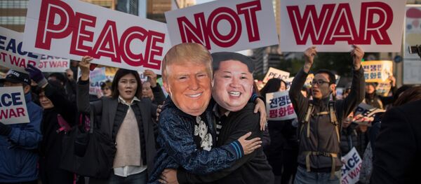 Des manifestants portant des masques de Donald Trump et de Kim Jong-un - Sputnik Afrique