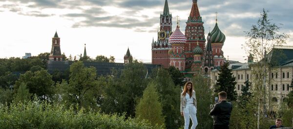 Посетители на территории природно-ландшафтного парка Зарядье в Москве - Sputnik Afrique