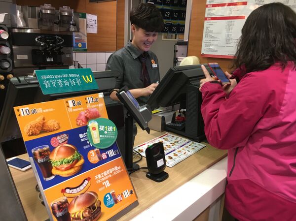 Pourquoi les Chinois apprécient-ils tant le burger «à la russe» de McDonald’s?  - Sputnik Afrique