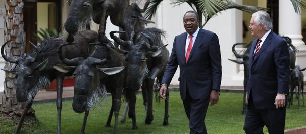 Le président du Kenya, Uhuru Kenyatta (à gauche), se promène avec le secrétaire d'Etat américain Rex Tillerson - Sputnik Afrique
