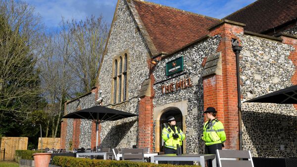 Police officers stand outside a pub near to where former Russian inteligence officer Sergei Skripal, and his daughter Yulia were found unconscious after they had been exposed to an unknown substance, in Salisbury, Britain, March 7, 2018 - Sputnik Afrique