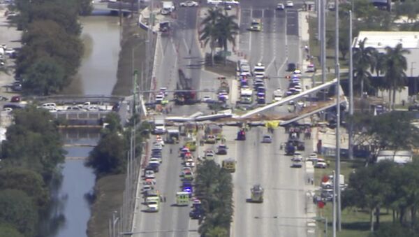 In this frame from video, emergency personnel work at the scene of a collapsed bridge in the Miami area, Thursday, March 15, 2018. - Sputnik Afrique