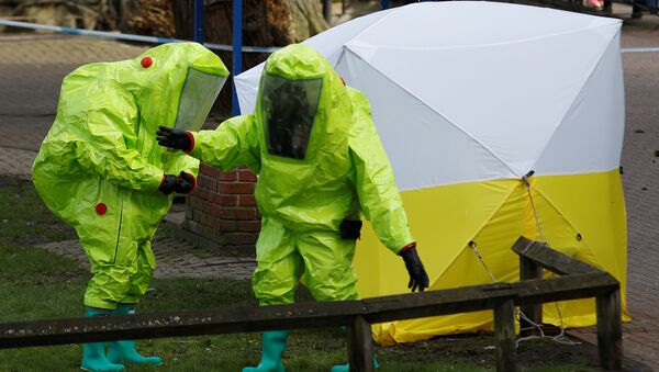 The forensic tent, covering the bench where Sergei Skripal and his daughter Yulia were found, is repositioned by officials in protective suits in the centre of Salisbury, Britain, March 8, 2018 - Sputnik Afrique