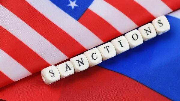 Aufschrift Sanktionen zwischen den Flaggen der USA und Russlands - Sputnik Afrique