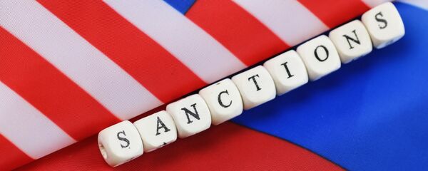 Aufschrift Sanktionen zwischen den Flaggen der USA und Russlands - Sputnik Afrique