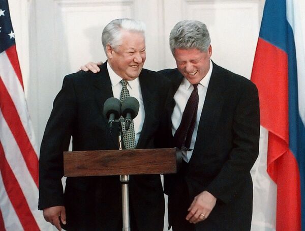 Le Président américain Bill Clinton avec le Président russe Boris Eltsine, octobre 1995 Le Président américain Bill Clinton avec le Président russe Boris Eltsine, octobre 1995 - Sputnik Afrique