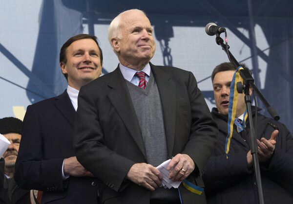 Les sénateurs Chris Murphy et John McCain adressent les partisans du Maïdan, décembre 2013 Les sénateurs Chris Murphy et John McCain adressent les partisans du Maïdan, décembre 2013 - Sputnik Afrique