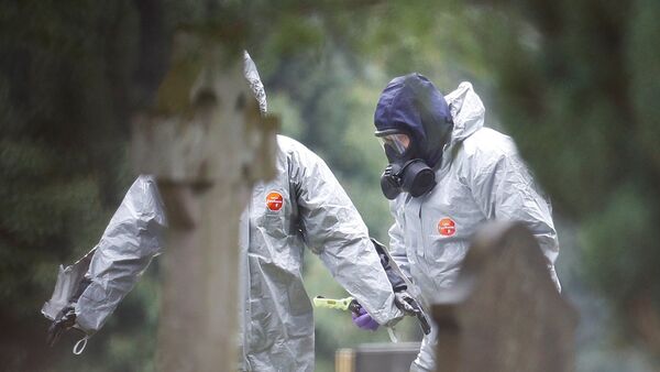Members of the emergency services help each other to remove their protective suits at the site of the grave of Luidmila Skripal, wife of former Russian inteligence officer Sergei Skripal, at London Road Cemetery in Salisbury, Britain, March 10, 2018. - Sputnik Afrique
