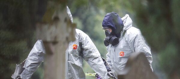 Members of the emergency services help each other to remove their protective suits at the site of the grave of Luidmila Skripal, wife of former Russian inteligence officer Sergei Skripal, at London Road Cemetery in Salisbury, Britain, March 10, 2018. - Sputnik Afrique