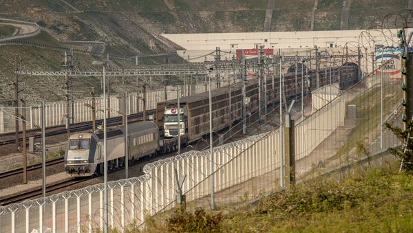 A Eurotunnel truck shuttles enters the Channel tunnel on October 3, 2015 in Coquelles, near Calais, northern France - Sputnik Afrique