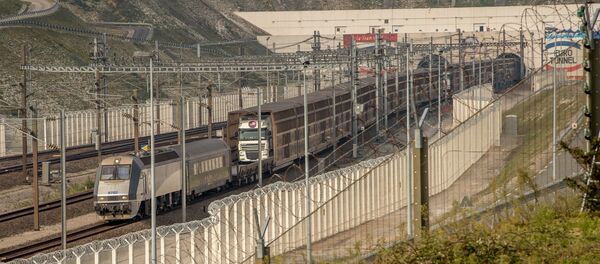 A Eurotunnel truck shuttles enters the Channel tunnel on October 3, 2015 in Coquelles, near Calais, northern France - Sputnik Afrique