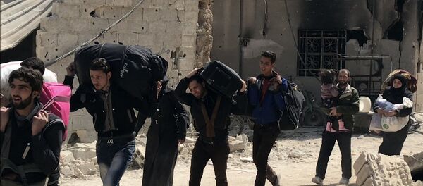 Des civils quittent la Ghouta orientale par le couloir humanitaire à Hammouria - Sputnik Afrique