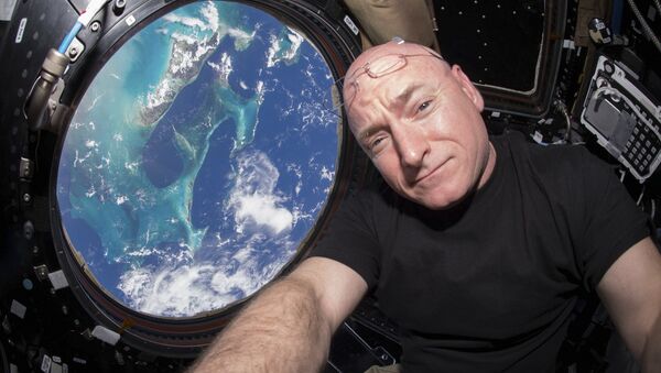 NASA astronaut Scott Kelly is seen inside the cupola of the International Space Station, a special module that provides a 360-degree viewing of the Earth and the station in this undated photo released on March 11, 2016 - Sputnik Afrique