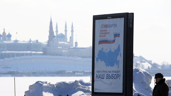 A billboard with the logo of the 2018 Russian presidential election, in Kazan. Background: the Qolşärif Mosque of the Kazan Kremlin - Sputnik Afrique