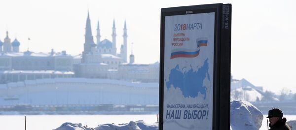 A billboard with the logo of the 2018 Russian presidential election, in Kazan. Background: the Qolşärif Mosque of the Kazan Kremlin - Sputnik Afrique