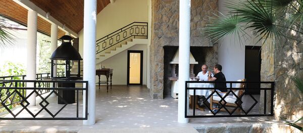 Le Président Vladimir Poutine et le Premier ministre Dmitri Medvedev prennent le petit-déjeuner à la résidence Botcharov Routcheï à Sotchi - Sputnik Afrique