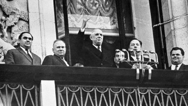 Президент Франции, генерал Шарль де Голль (3 слева)  приветствует жителей Москвы с балкона Моссовета. - Sputnik Afrique