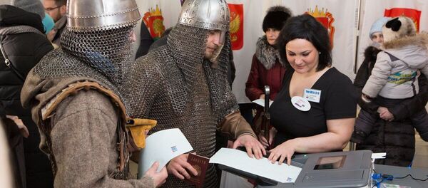 A Lipetsk, des frères jumeaux sont venus se prononcer en armures de guerriers russes - Sputnik Afrique