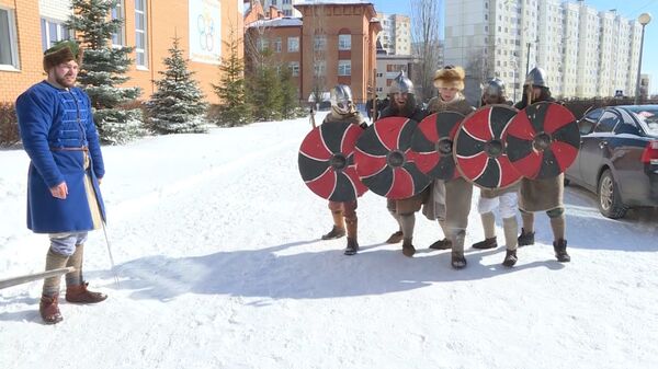 A Lipetsk, des frères jumeaux sont venus se prononcer en armures de guerriers russes 	 - Sputnik Afrique