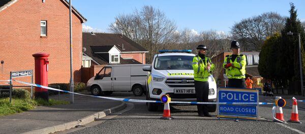 Police officers seal off the road on which Russian Sergei Skripal lives in Salisbury, Britain, March 7, 2018 - Sputnik Afrique