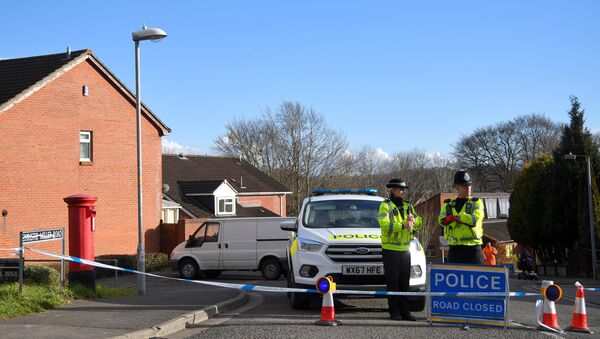 Police officers seal off the road on which Russian Sergei Skripal lives in Salisbury, Britain, March 7, 2018 - Sputnik Afrique